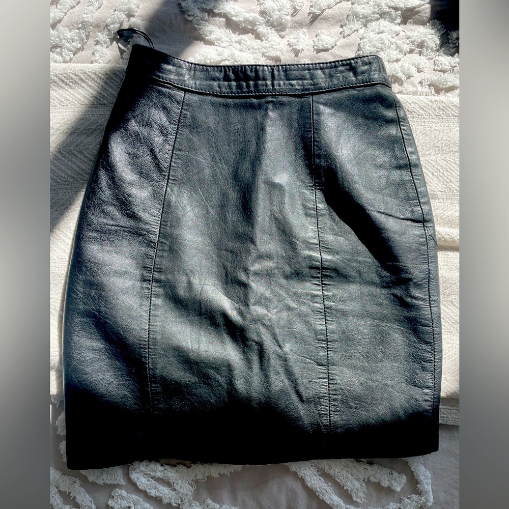 Byrnes & Baker 100% leather skirt size 4 fits like 0 / 00